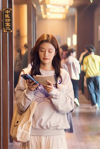 The girl couldn't fall asleep, so she went downstairs to see a traditional Chinese medicine doctor