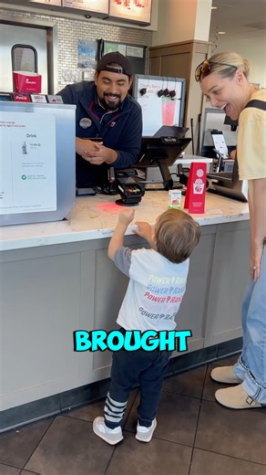 Cashier Uses Sign Language to Talk With Hard of Hearing Kid