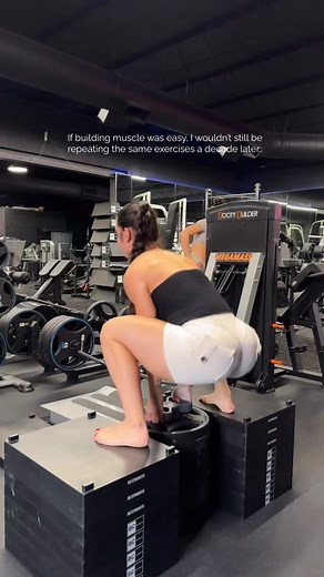 Joha Camacho - Online Fitness Coach 🇻🇪 | Everyone wants results but not everyone wants the grind. Muscle isn’t built by chasing trendy workouts every week, it’s built by showing... | Instagram