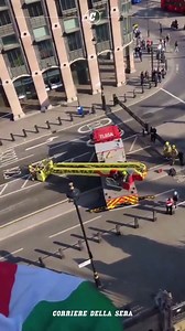 A Londra la polizia è stata chiamata al Palazzo di Westminster dopo che un uomo è stato visto arrampicarsi sulla torre che ospita il Big Ben. Nel video sui social media mostra un uomo a piedi nudi in piedi su una sporgenza a diversi metri di altezza della Elizabeth Tower, con in mano una bandiera palestinese. La polizia ha dichiarato di essere stata chiamata sulla scena alle 7:24 (ora locale) di sabato mattina. Un camion dei pompieri ha ora sollevato una piattaforma aerea alla stessa altezza del