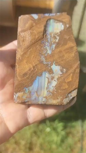 A gorgeous boulder opal piece, before and after facing. 😊⚒Sue #opal #opalgemstones #beforeandafter #boulder #boulderopal #tucsongemshow #australiangems #rocks #minerals #gems #ethicalgems #opalmining #opalcutting #opalonline #femaleownedbusiness | Broken River Mining