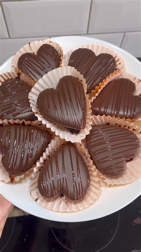 Chocolaté sablé. مكونات السابلي: 375 غرام زبدة 125 غرام زيت 250 غرام سكر ناعم (سكر بودرة) 5 صفار بيض فانيليا ملعقتان كبيرتان من نشا الذرة (مايزينا) ملعقة كبيرة ونصف من الكاكاو ربع ملعقة صغيرة من خميرة الحلويات حوالي 1 كغ من الدقيق (حسب الحاجة) Sablé Ingredients: 375 g butter 125 g oil 250 g icing sugar (powdered sugar) 5 egg yolks Vanilla 2 tablespoons cornstarch 1½ tablespoons cocoa powder 1/4 teaspoon baking powder About 1 kg flour (as needed) #sablé #cook #حلويات_العيد