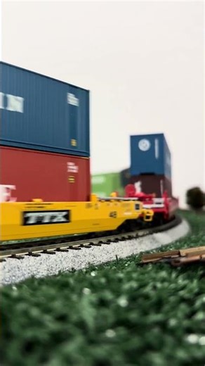 Union Pacific EMD GP40 hauls a short intermodal well car freight train ho scale
