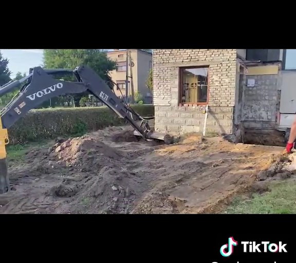 Volvo BL71 Excavator Operation Insights