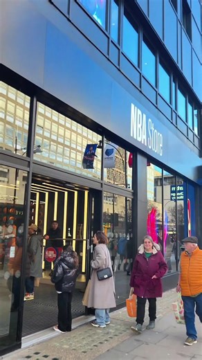 such a good time at the #nbastore store. turns out I cant jump 😅 sonny got to meet #santialdama #memphisgrizzlies #dunk #nbalondon @Santi Aldama