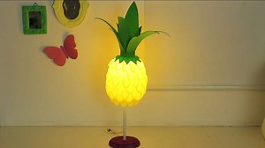 󾠁Vídeo completo, com muitas outras ideias abacaxizadas lá no YouTube, clica aqui >>> youtu.be/nYGAS6QE344 󾁘LUMINÁRIA ABACAXI DE COLHERES 󾁘 -Abajur: R$15 -Colheres de plastico: R$6 -Folha de EVA: R$3 Tão baratinho e tão lindinho!!! Marca as migas que vivem reclamando que não tem dinheiro pra decorar o quarto, e provem o contrário! 󾭖Use lâmpadas de Led/fluorescentes, essas não vão derreter o plástico! | Stephânia