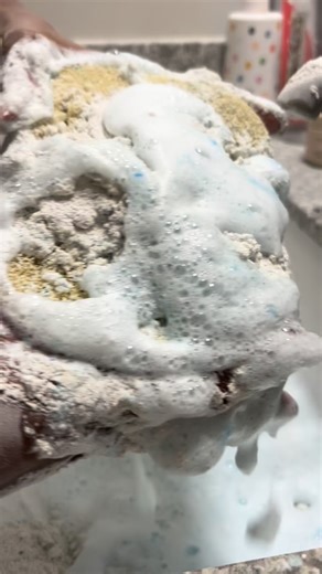 Rubysudds on Instagram: "#asmr #clean #suds #spongesqueezing"