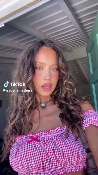 Exploring the Allure of Isabella’s Style Choices