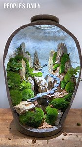 Creativity spices up decorations! Follow the video and see how this Chinese craftsman fashions a miniature landscape inside an ordinary pottery jar. | People's Daily, China