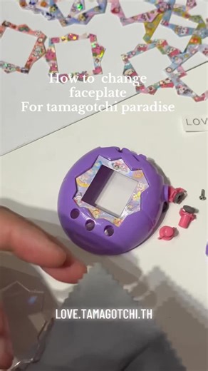 Love.Tamagotchi.TH on Instagram: "How to change the faceplate for tamagotchi paradise มาดูวิธีเปลี่ยนลายแผ่นหน้าจอทามาก็อตจิพาราไดซ์กันเถอะ ไม่ยากเลย เซฟไว้ทำตามได้เลยคาาา~~ _______________________________ Please Follow me💟👇 @love.tamagotchi.th 🐣 Love Love Tamagotchi in thailand. This my memories specail collection and I‘am shipping tama Worldwide. #lovetamagotchith #tamagotchithailand #tamagotchimix #tamagotchi #tamagotchisanriomix #tamagotchilove #tamagotchilover #thamagotchi2013 #tamagotch
