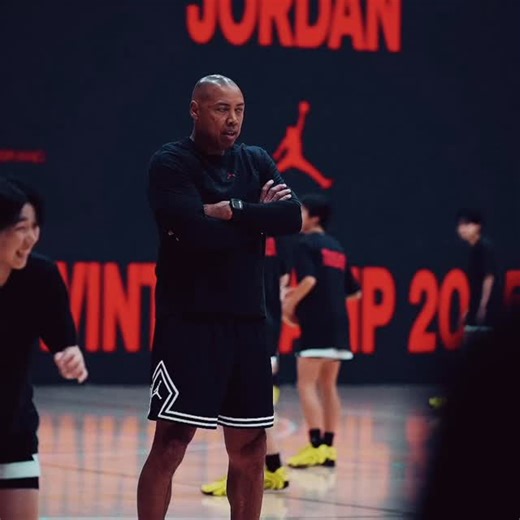 日本バスケットボール協会(JBA) on Instagram: "SoftBank ウインターカップ2025の会場で開催された「JORDAN WINTERCAMP 2025」 女子日本代表コーリー・ゲインズHC、宮田 知己ACが全国から集まった中学生24名を指導🇯🇵 女子U16日本代表の安井 穂香選手も参加しました🔥 #ウインターカップ #AkatsukiJapan"