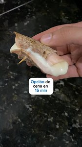 ¿No sabes que hacer de cenar? Si buscas algo fácil, rápido y saludable, te enseño a preparar esta opción que queda en 15 minutos o menos. Sígueme para lograr tus metas con recetas fáciles y saludables🙌🏼. Necesitas: 1-2 tortillas de harina integral (use marca Ezekiel), 120 gr de queso asadero reducido en grasa, 4 reb de pechuga de pavo, palillos de madera, calentar todo en la air fryer por 6 minutos (180C). #grow #alolargodelavida #comidasaludable #vidasaludable #nutricion #nutriologo #recetas 