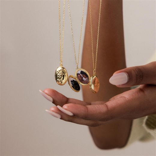 Oval Flower Locket Necklace by Caitlyn Minimalist • Engraved Floral Locket Pendant Necklace • Vintage Jewelry • Grandma Gift • NM228NI - Etsy Canada