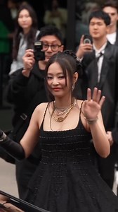 117K views · 10K reactions | #BLACKPINK's #JennieKim shut down the #Chanel show during #ParisFashionWeek.  (: Getty) | E! News | Facebook