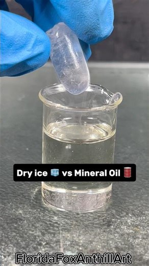 Dry ice 🧊 vs Mineral Oil 🛢️#Satisfying #Experiment #Science #ASMR #DryIce