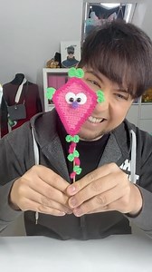 Geh zu 🤫 und lass deinen Drachen steigen 🌬️ 🪁 👇Anleitung 👇 meine neue Häkelanleitung findest du Schritt für Schritt erklärt in meinem Video Youtube:👉 #kümatutorials oder zum herunterladen in meinem Shop. 👉 KuemaTutorial.de #hä#häkelnä#häkelnlernenä#häkelnfüranfängerr#crochetm#amigurumir#drachen | Küma Tutorial Designs