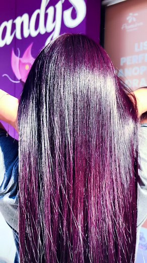 Tratamiento y color violeta oscuro para el cabello