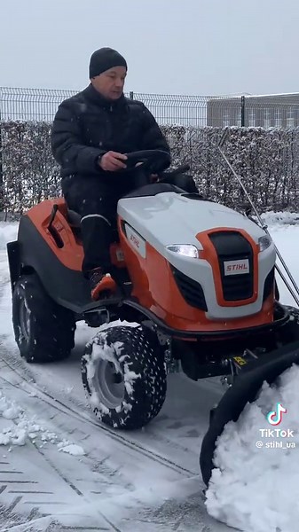 Трактор газонокосарка STIHL RT 6127 з навісним обладнанням для прибирання снігу