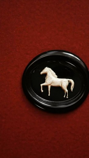 White horse. 🐎🤍 Featuring 3D horse stamp & Pearl white sealing wax. . . #waxseal #waxseals #waxsealing #waxsealstamp #waxstamp #waxsealstamps #sealingwax #stationerydesigner #pelargondesign #stationeryaddict #luxurydesign #weddingstationery #bulletjournalling #封蝋 #封蝋印 #horse #horsesofinstagram #horselovers | Pelargon Design
