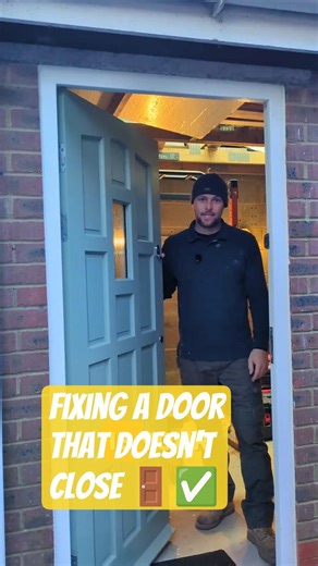 Fixing a stuck door 🚪💪🏼 typical winter issue 💦❌ #construction #chippy #carpenter #doors