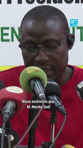 Au Sénégal, un collectif s’insurge contre l'arrivée de Macky Sall à Dakar • FRANCE 24