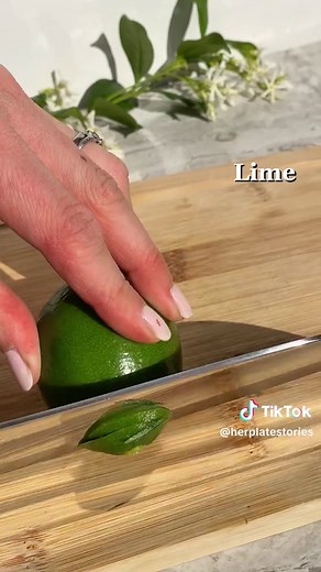 Want stronger hair and healthier nails? ☀️ This is day 4 of my week of ginger shots — my hair and nails shot. I like making this when I want to support my body from within and feel a little more put together. Ingredients: ginger raspberry lime mint Save this and do this with me this week 🤍 #gingershots #hairgrowthtips #healthynails #beautyfromwithin #healthydrinks