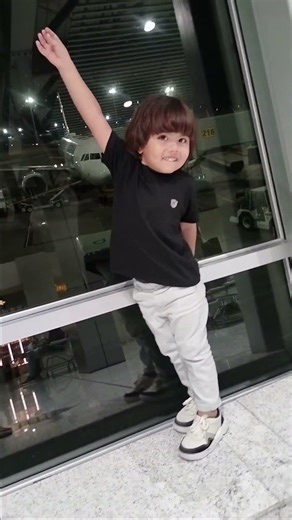 Ravy mostrando o avião enquanto aguardamos a liberação do embarque.