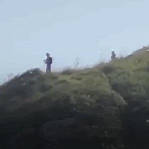 D'étranges présences ont été vues en train de rôder sur une île au Brésil. Les locaux ont été surpris en voyant d'énormes silhouettes humaines marchant sur les collines, elles semblaient, à première vue être en train d'analyser et d'observer la terre. Abonne-toi pour plus de vidéos https://bit.ly/yt-upsoclmysteres | Mystères