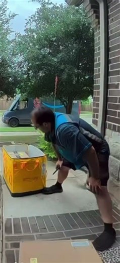 THE MOST DRAMATIC AMAZON DELIVERY DRIVER! #shorts #trending #viral #funny