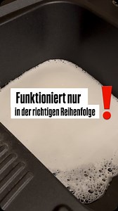 Falsche Reihenfolge = Null Effekt. Viele kippen Natron, Zitronensäure und Spüli gleichzeitig in den Abfluss und wundern sich, dass nix passiert. Dabei neutralisieren sich Säure und Base gegenseitig. Richtig angewendet funktioniert das Hausmittel wirklich: Erst Natron, dann Zitronensäure, kurz reagieren lassen, danach Spüli und heißes Wasser. So lösen sich Fett, Ablagerungen und Gerüche effektiv. 💧✨ Probier’s aus und speichern nicht vergessen 🫶 #putzhacks #haushaltstipps #natron #haushaltswisse