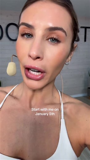 COURTENEY FISHER FITNESS on Instagram: "Nothing like the at home 3-2-1 strength x pilates method on Fit with Coco! These workouts, 10k daily steps, and 80:20 / 70:30 lifestyle has transformed my body! All you need is a pair of dumbbells and a mat to get started with me. 🔗in my profile to sign up for the Transformation challenge!! We start on Monday, Jan 5th. This is your sign!! #fitnessmotivation #dumbbells #dumbbell #liftweights #fitnessmotivation athomeworkouts pilates pilateslovers upperbody