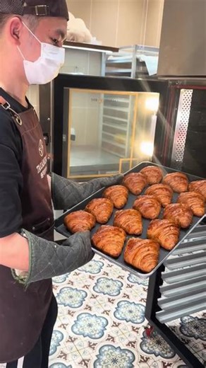 TAKANINI家迷你可颂来啦！四种口味齐全，酥脆掉渣又柔软似云朵，爆浆榴莲、原味、脆壳杏仁、蒜香黄油各有风味。16.9元四支，海安热销，4.8分高评，冲！ （【退款规则】到店核销：随时可退，过期未核销自动退）#菠萝包 #鸡块 #爆浆 #西餐 #你一点都不胖