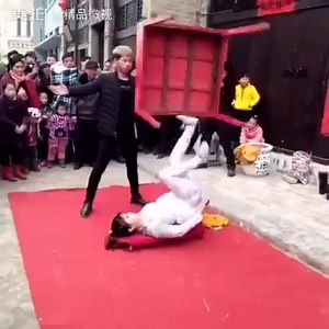 Street acrobats. | Shanghaiist