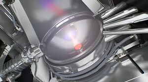 【Did You Know? EUV極紫外光的產生】 半導體兩大巨頭都宣布在7奈米製程中導入EUV，你知道EUV的光是怎麼產生的嗎? ASML目前的量產型EUV機台以每秒 5 萬次的頻率，對液態錫的液滴發射高能雷射來產生EUV極紫外光，其難度和精準度相當於從地球上拿著手電筒要精準照射到月球上一個五十元硬幣。 #DidYouKnow #EUV 📽點擊影片，馬上了解ASML的EUV設備內部構造 | ASML