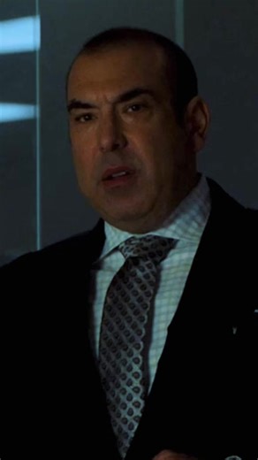 La verdadera razón por la que Louis Litt entrega a los colegas – Suits Louis Litt toma una decisión inesperada y va a hablar con Rachel para decirle que ella debería hacerse cargo de los colegas. Reconoce que ha estado actuando mal con ellos porque atraviesa uno de los momentos más difíciles de su vida. Louis admite su miedo más grande: no saber qué haría si llegara a perder a Rachel, porque para él es familia. Rachel lo tranquiliza, le asegura que eso no va a pasar, pero también le dice una ver