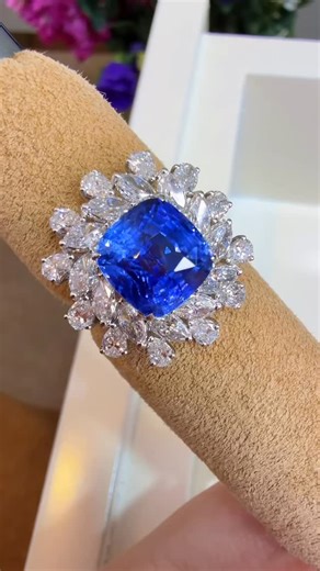 貝兒珠寶 on Instagram: "💰4836usd/💰37960hkd Unheated! 5.88-carat unheated sapphire crystal clear ring with full fire and brilliance, set in 18K gold with a 2.3-carat F-color VS lab-grown diamond. Exquisite luxury! Comes with an international certificate. A steal! 無燒！5.88ct無燒藍寶石玻璃體滿火彩戒指，18K金F色VS培育鑽2.3ct奢華鑲嵌💎極致奢華！配國際證書📄大漏秒殺 Super limited-time offer before New Year, price will return to normal afterward. 新年前超級限時優惠，過後回復原價 Worldwide shipping Winner of Hong Kong Most Valuable Corporate Awards 2022-HONG