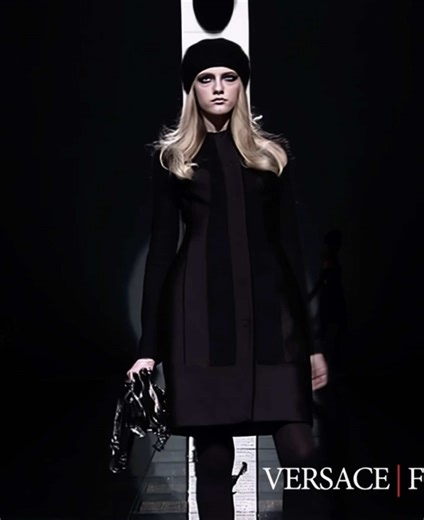 #vladaroslyakova #versace #runway #funk #model