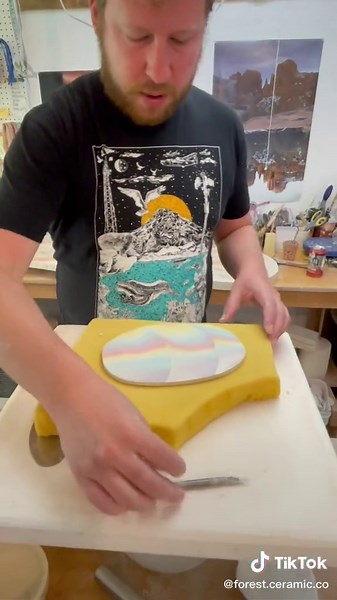 Making rainbow jewelry dishes. 🌈#processvideos #porcelain #tutorials #rainbows #jewelrymaking #potterywitch
