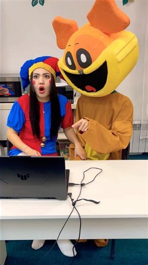 POMNJ AND DOGDAY LOOKING TV 📺 THE AMAZING DIGITAL CIRCUS 🎪 POPPY PLAYTIME #cosplay