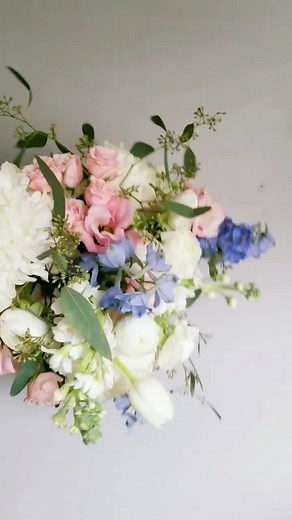 No need for a vase or extra plastic, compostable bags are perfect for this purpose and then bakery boxes for transport. You can either cut the top off of the boxes or make an cutout like in my example and you have completely biodegradable materials for all your bouquet travels. Extra tip: use water that's been mixed with flower food 👌 #floristbiz #floristlife🌹💛🌻🌷💐🌹💛 #floristlife❤️ #floristlife💐 #floristlifestyle #floristsoftiktok #wedpreneur #homeflorist #floralpreneur #homefloriststudi