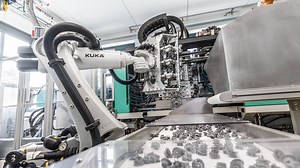 Plastic injection molding with robot-based injection molding machine | KUKA