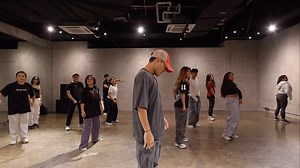 Missed JUSTINE’s last class? No worries! He’s back with a beginner-friendly class this SAT at 1 PM at #ZERØManda and an Open Style class at 7 PM at #ZERØQC 🫡 Pre-register via zerostudioph.com *Walk-ins are accepted but subject to slot availability. 👑: @isidwhoa Catch us in these spaces: ZERO QC - 3/F, A&A Building, 37 Sct Borromeo St. Quezon City ZERO MANDA - 1/F, Greenfield Tower, City of Mandaluyong #ZEROStudio #ZEROoffdays #DanceStudio #backtozero #EventsPlace #Dance #danceclass #industry #