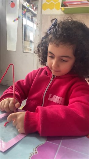 ‎مهد سرزمین نابغه ها‎ on Instagram‎: "کاردستی خلاق فقط ساختن یه وسیله نیست؛ اینجا دست‌ها مشغولن، فکرها فعالن و ذوق از توی چشم‌ها معلومه ✂️🎨 بچه‌ها با اشتیاق شروع می‌کنن، وسط کار هی ایده‌ی جدید می‌دن و اصلاً خسته نمی‌شن… هر تیکه کاغذ و هر وسیله‌ی ساده، تبدیل می‌شه به یه اثر دوست‌داشتنی که با لبخند ساخته شده و با افتخار بهش نگاه می‌کنن 🌈💛 #نقاشی_خلاق #خلاقیت #مهدکودک #بازی_هدفمند #گیلان مهدکودک و پیش دبستان سرزمین نابغه ها"‎