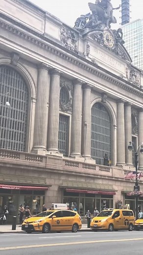 📚 Idiom of the Week: Under the Weather When you are under the weather, you are feeling unwell. Example: He is under the weather today. He forgot his umbrella yesterday and got soaked in the rain. ⭐️ Want to learn more idioms? Make sure to double-tap and follow us! #discovernyc #learningenglish #englishidioms #chelseamarket #idioms #learningisfun #aprenderingles #imparareinglese #manhattan #discovertheworld #classicnyc #學英語 #暑假 #EstudiaInglés #clasesdeinglésenNYC #영어 #뉴욕 #뉴욕체험 #成語 #英文成語 #英語の勉強 #