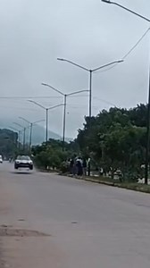 La ciudadana Yoselín Mérida compartió en redes sociales el momento en que dos vehículos participantes de la Carrera Panamericana se impactaron con los topes a su paso por el municipio de Coita. De acuerdo con los ciudadanos, estos topes no cuentan con buena señalización, lo que habría provocado el incidente. Uno de los autos terminó dañado, presuntamente por una falla en la rótula. #Coita #CarreraPanamericana #Chiapas | Alerta Chiapas