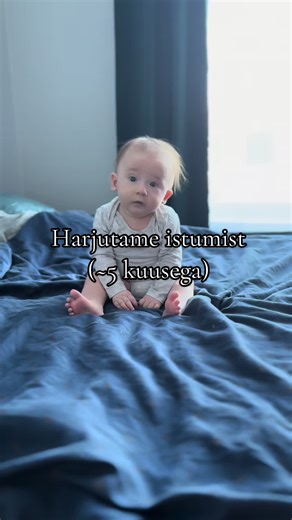 Kuna teie beebi istuma hakkas? Ei me ei tee seda igapäev, ei me ei tee seda pikalt, beebi ei saanud kahjustada, max 20seki katsetasime, caption ,,harjutame” on naljaga, ärge olge nii tõsised 😅 #emapuhkus #beebi #eesti #momlife #5kuune !Ükski beebi ei saanud liiga tehes seda videot !