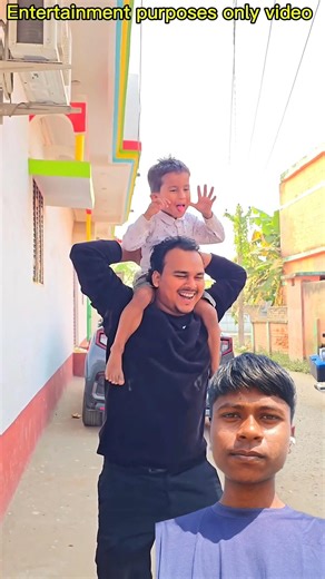 yah Dekho bhai Apne bhanje ko iska mama aapane kandhe per ghuma raha hai 😀