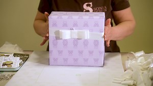 Soft, fragrant, and irresistible: the new Pistachio Colomba is enriched with Bronte DOP Pistachio cream, white chocolate coating, and crunchy pistachio grains. Discover it now on loison.com! | Loison Pasticceri dal 1938