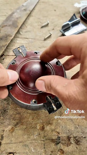 Replacing a megaphone coil is so easy! Anyone can do it 📢⚡️#repair #megaphone #speaker #audios #electrician