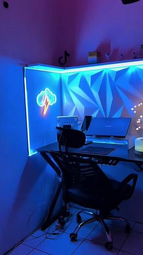 Kamar Aesthetic Cowok dengan Lampu LED Strip